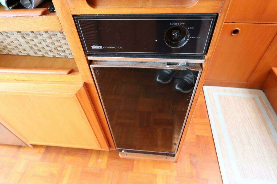 2005 DeFever Cockpit Motor Yacht