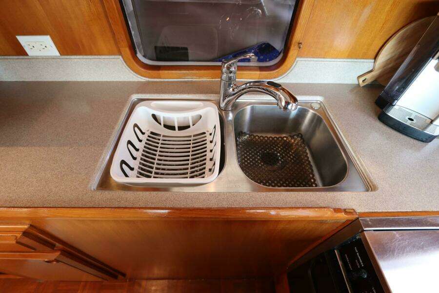 2005 DeFever Cockpit Motor Yacht