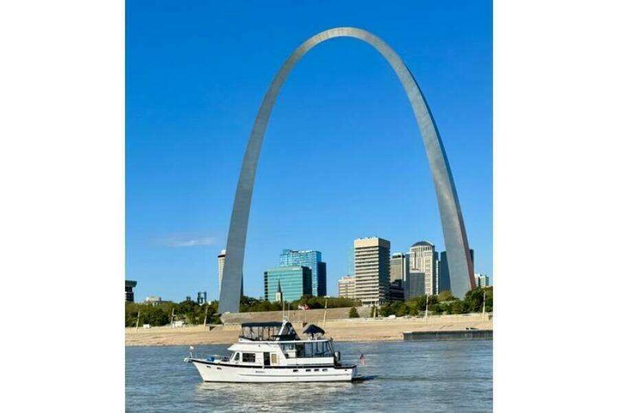 2005 DeFever Cockpit Motor Yacht