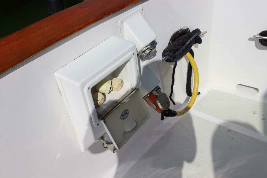 2005 DeFever Cockpit Motor Yacht