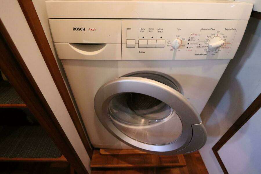 2005 DeFever Cockpit Motor Yacht