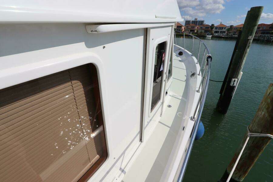 2005 DeFever Cockpit Motor Yacht