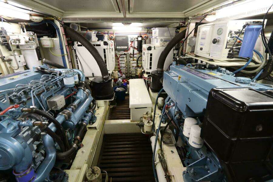 2005 DeFever Cockpit Motor Yacht