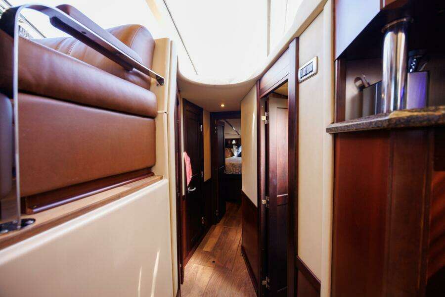 2006 52 Sea Ray Sedan Bridge Zoe Grace Companionway