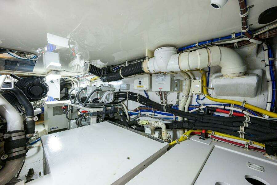 Hatteras 63 Reelin N Dealin - Engine Room