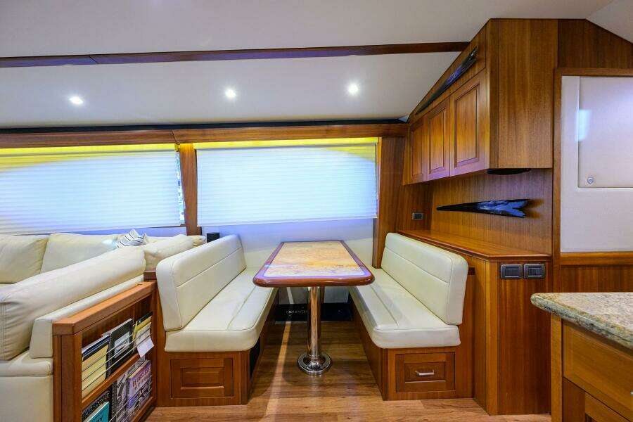 Hatteras 63 Reelin N Dealin - Interior Dinette