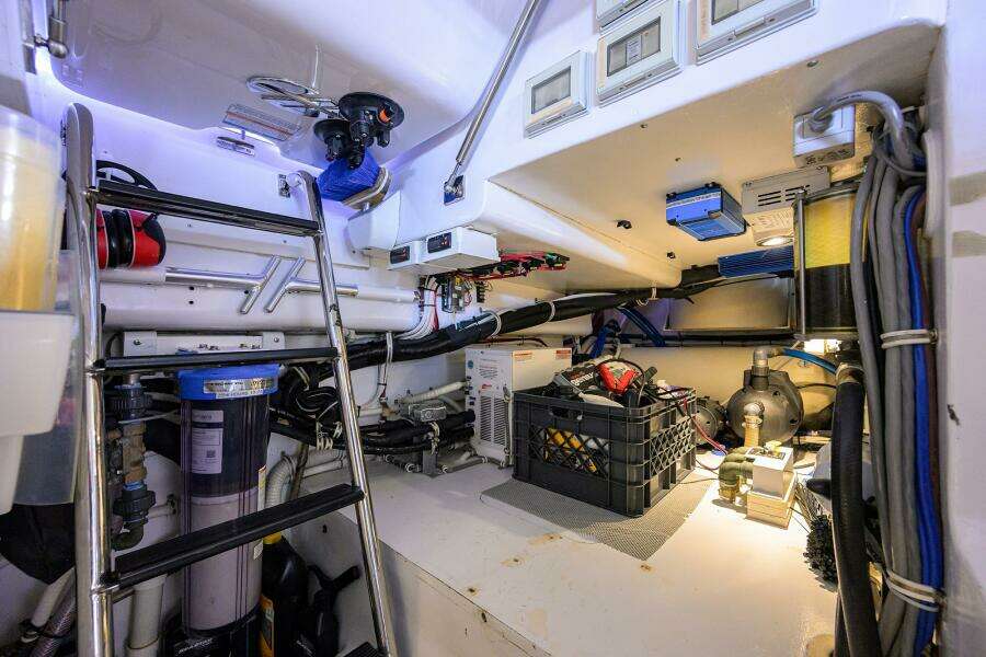 Hatteras 63 Reelin N Dealin - Engine Room