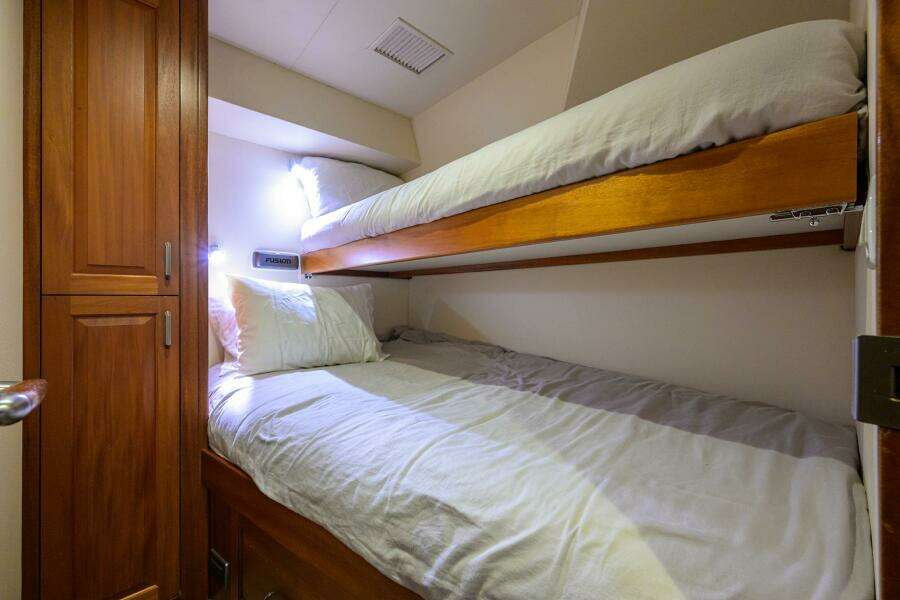 Hatteras 63 Reelin N Dealin - Interior Guest Stateroom