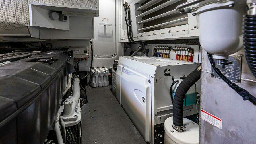 2022 Absolute 64 Navetta