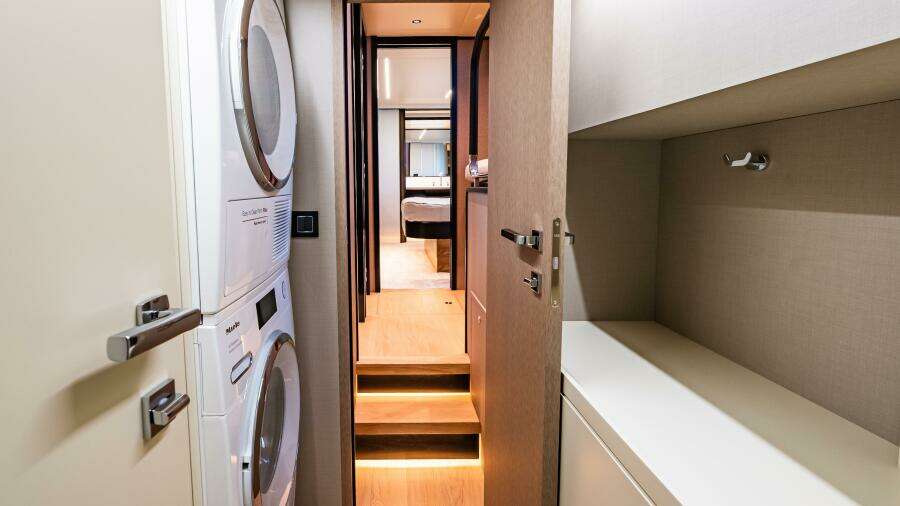 2022 Absolute 64 Navetta