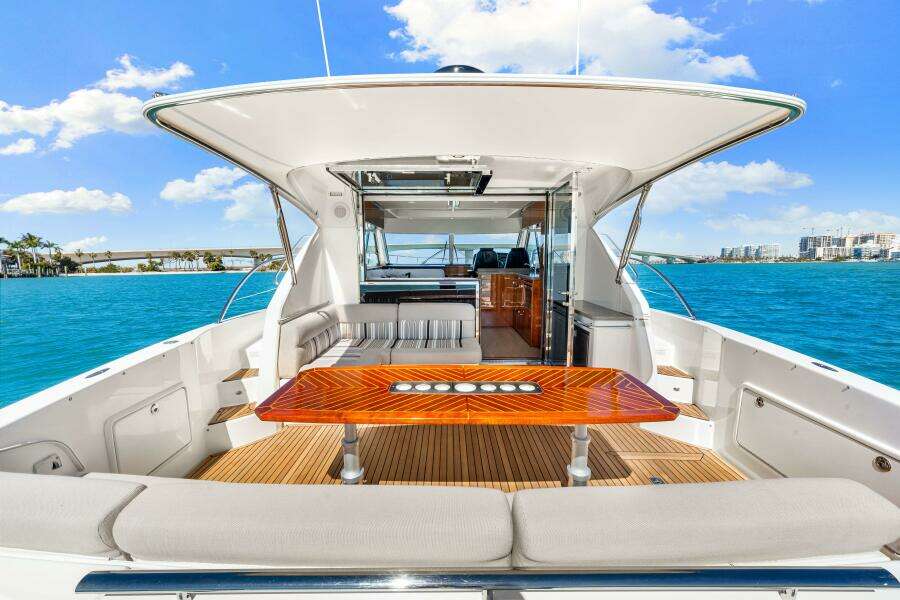 2016 Riviera 5000 Sport Yacht