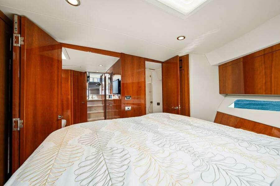 2016 Riviera 5000 Sport Yacht