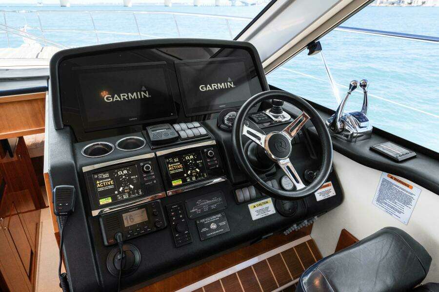 2016 Riviera 5000 Sport Yacht