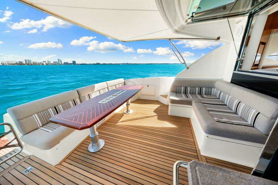 2016 Riviera 5000 Sport Yacht