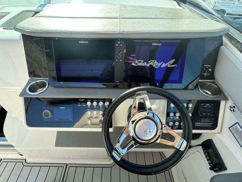 2021 Sea Ray 320 Sundancer