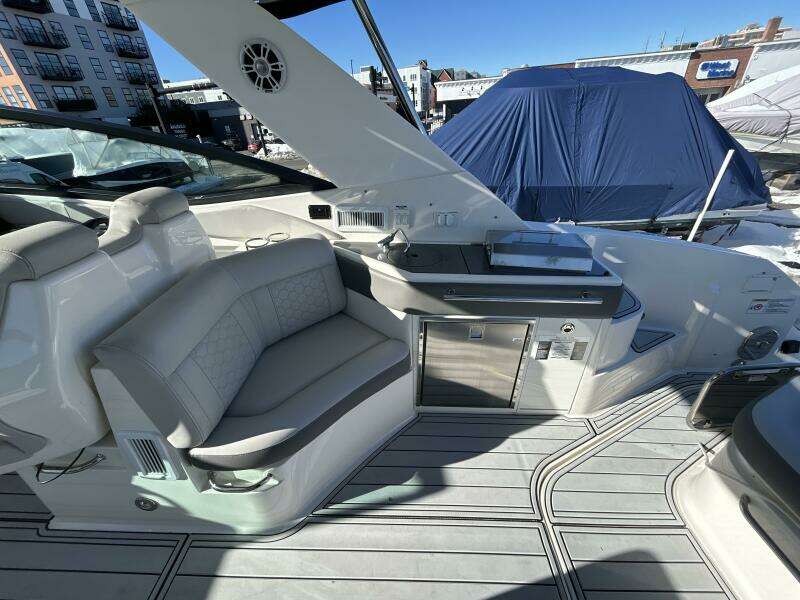 2021 Sea Ray 320 Sundancer
