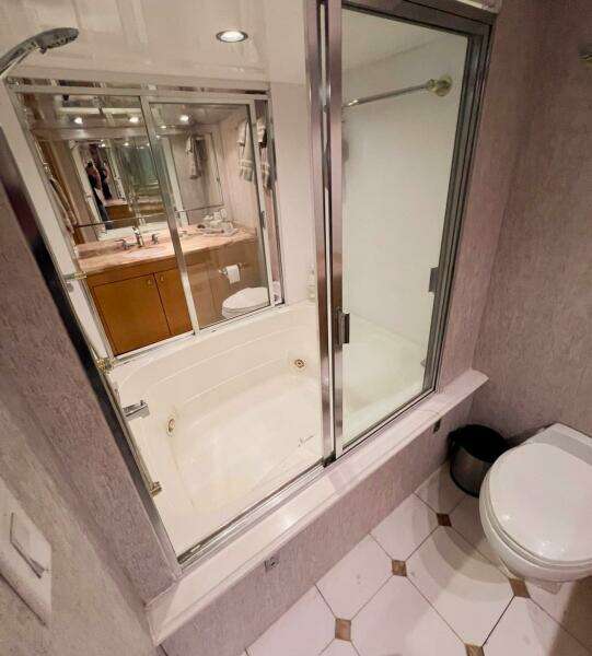 KRISTIN LEE 75’ - Lower Deck Master Ensuite
