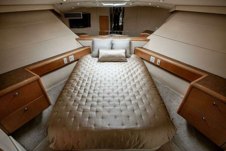 KRISTIN LEE 75’ - Lower Deck Forward VIP Guest Stateroom