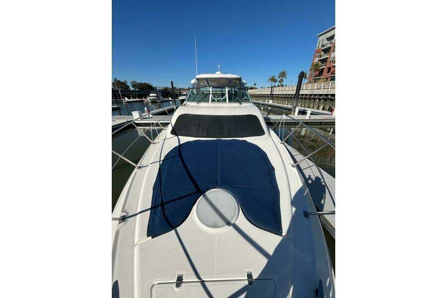 2005 Cruisers Yachts 455 Express Motor Yacht