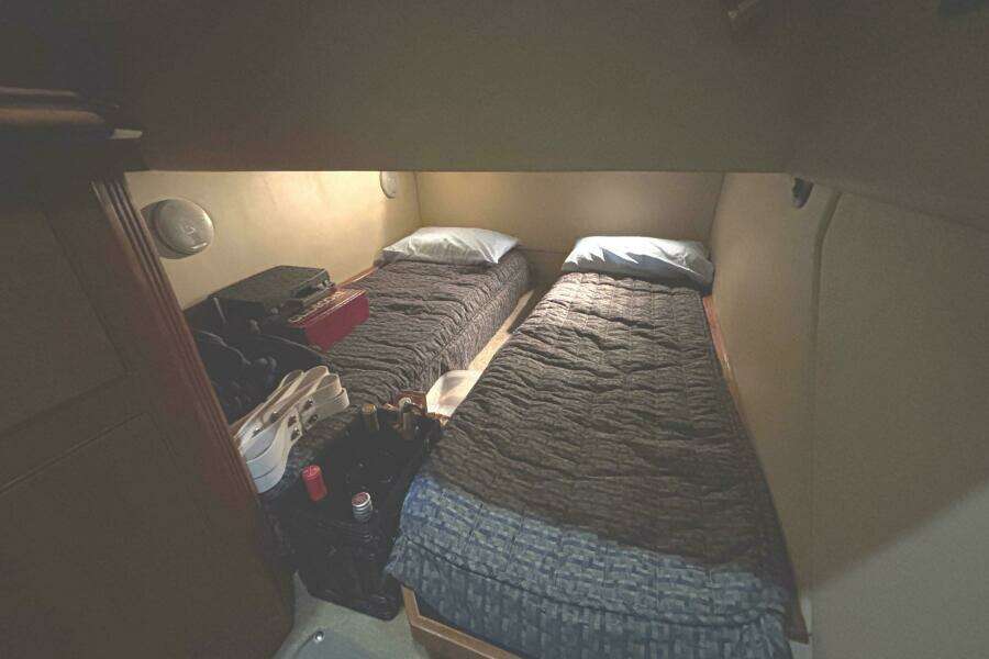 2005 Cruisers Yachts 455 Express Motor Yacht