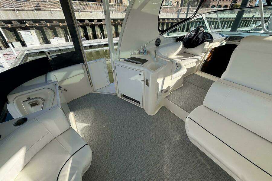 2005 Cruisers Yachts 455 Express Motor Yacht