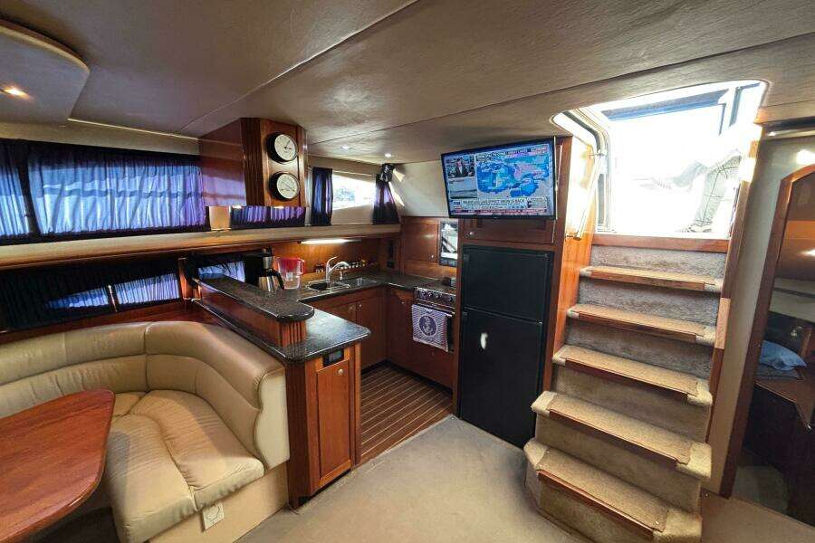 2005 Cruisers Yachts 455 Express Motor Yacht