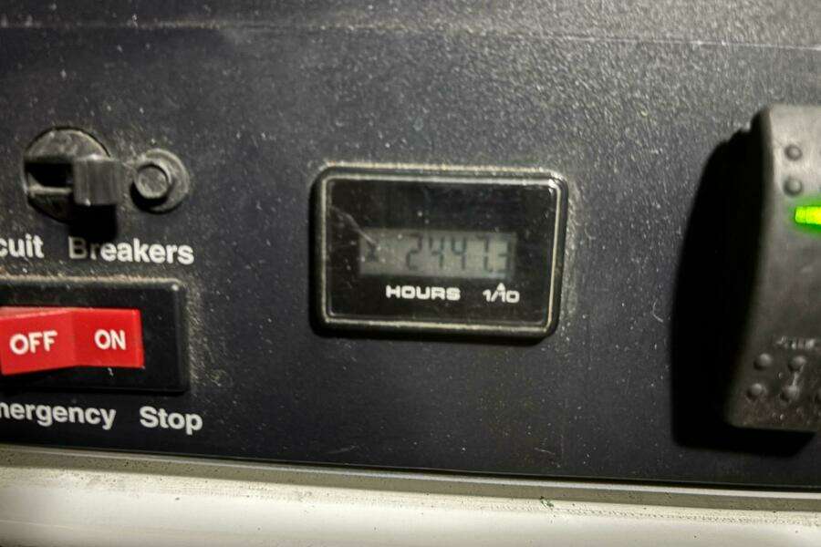 2005 Cruisers Yachts 455 Express Motor Yacht