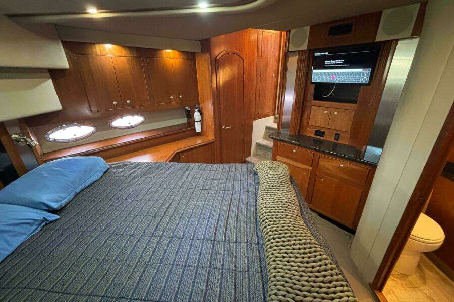 2005 Cruisers Yachts 455 Express Motor Yacht