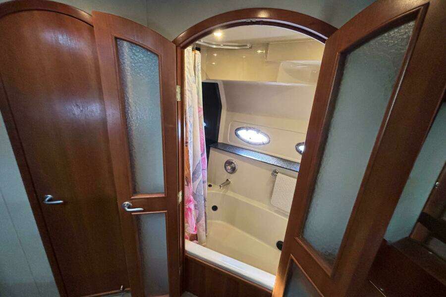 2005 Cruisers Yachts 455 Express Motor Yacht