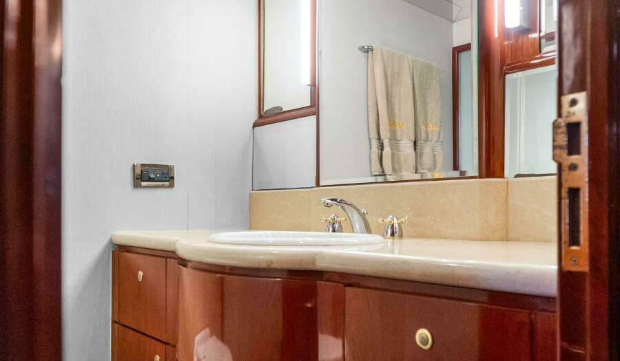 2005 Ocean Alexander 