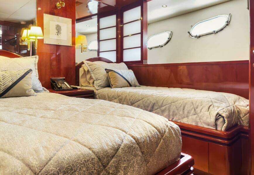 2005 Ocean Alexander 