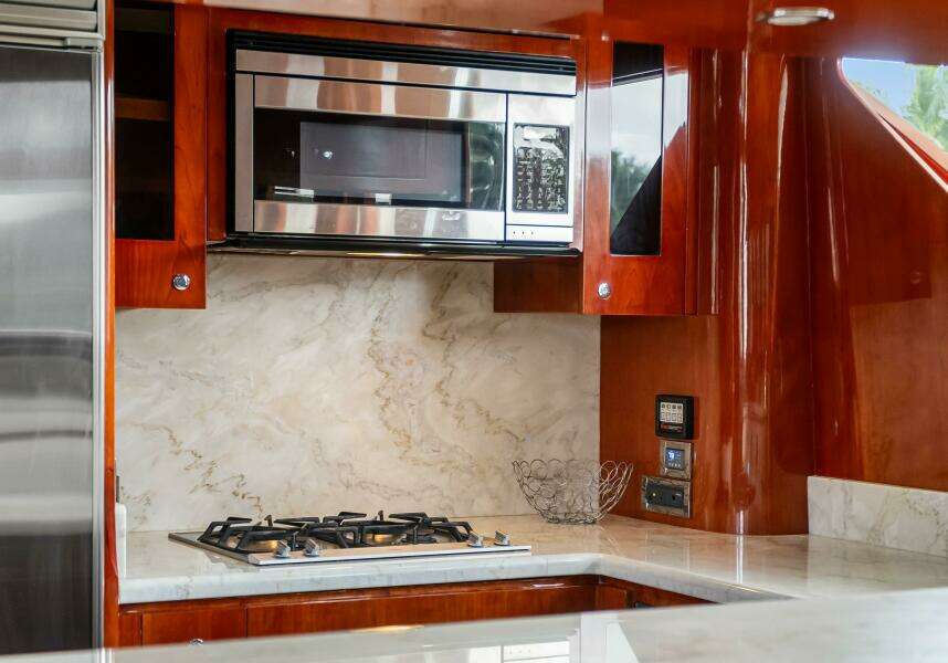 2005 Ocean Alexander 