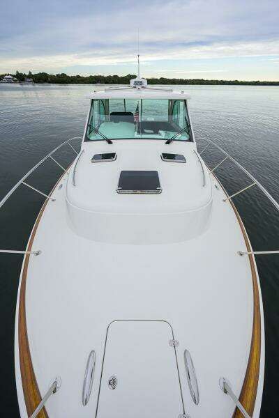 Hinckley 40X Renie Vie- Bow