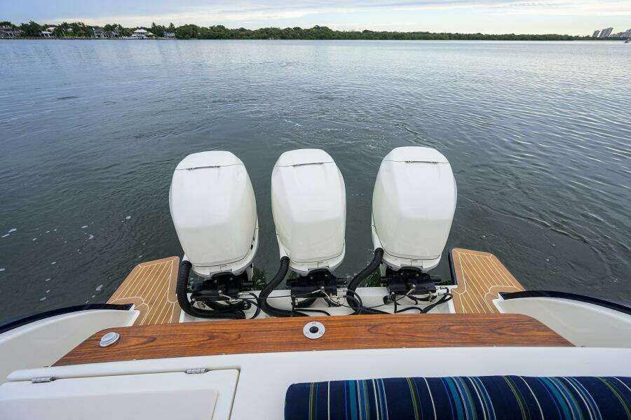 Hinckley 40X Renie Vie- Engines