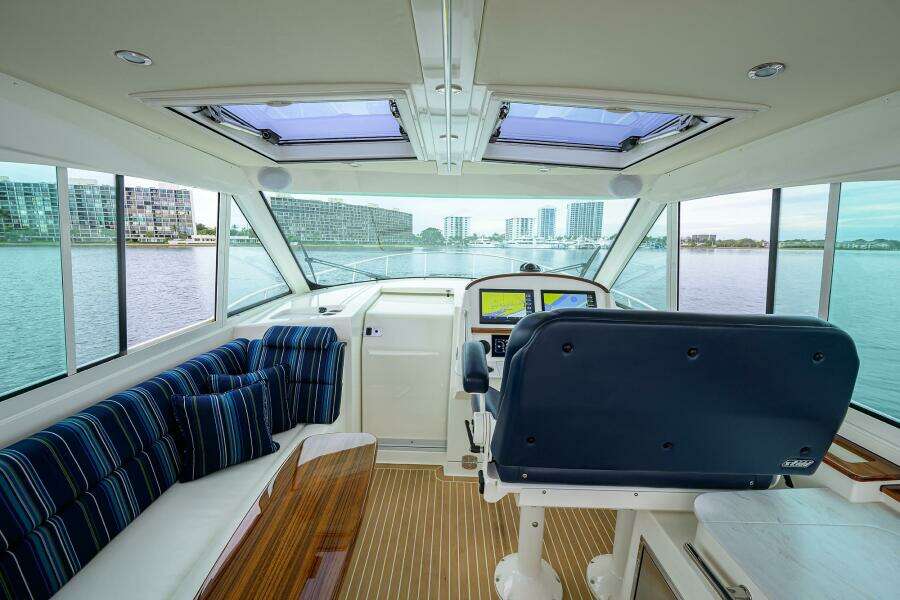 Hinckley 40X Renie Vie- Salon/Helm