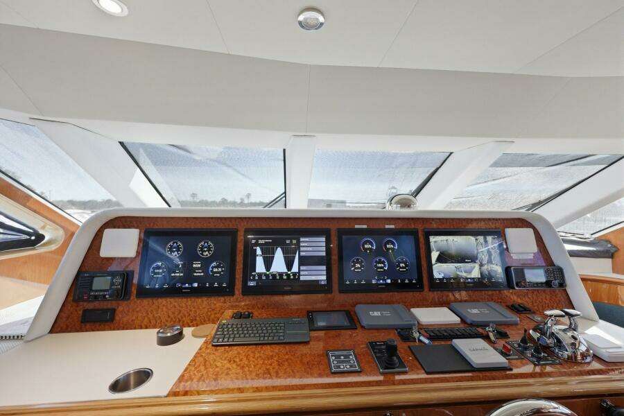 Cheoy Lee 95 FOOTLOOSE - Skybridge Helm