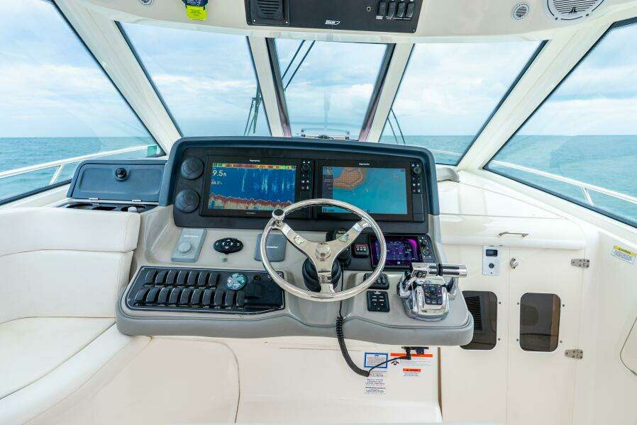 2012 Boston Whaler 345 Conquest - Helm