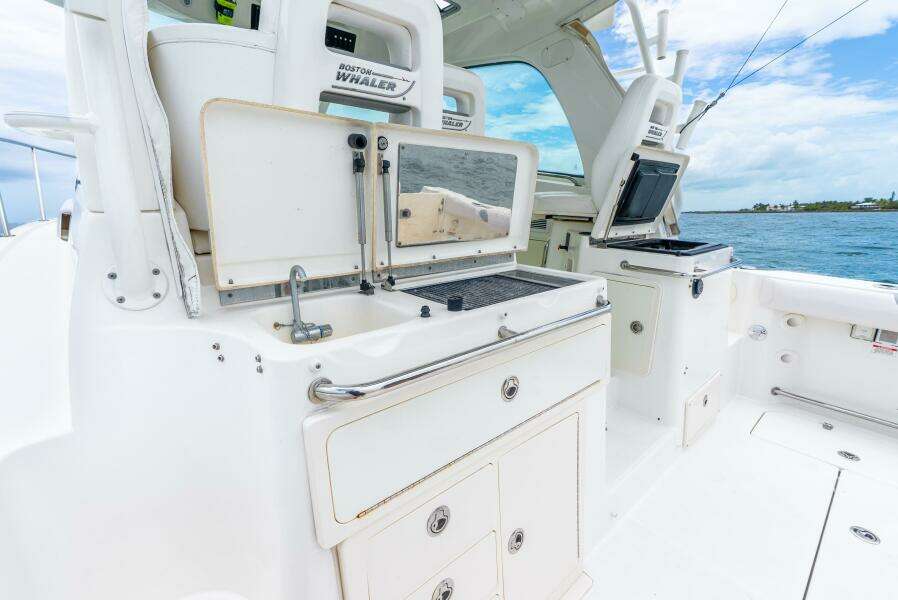 2012 Boston Whaler 345 Conquest