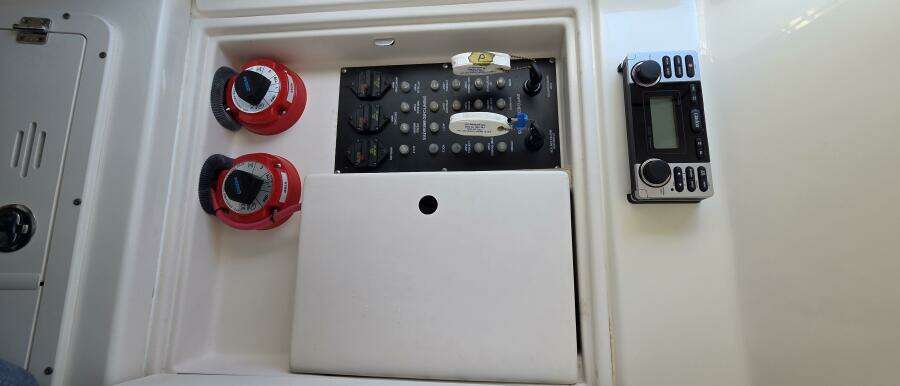 2006 Boston Whaler 270 Outrage