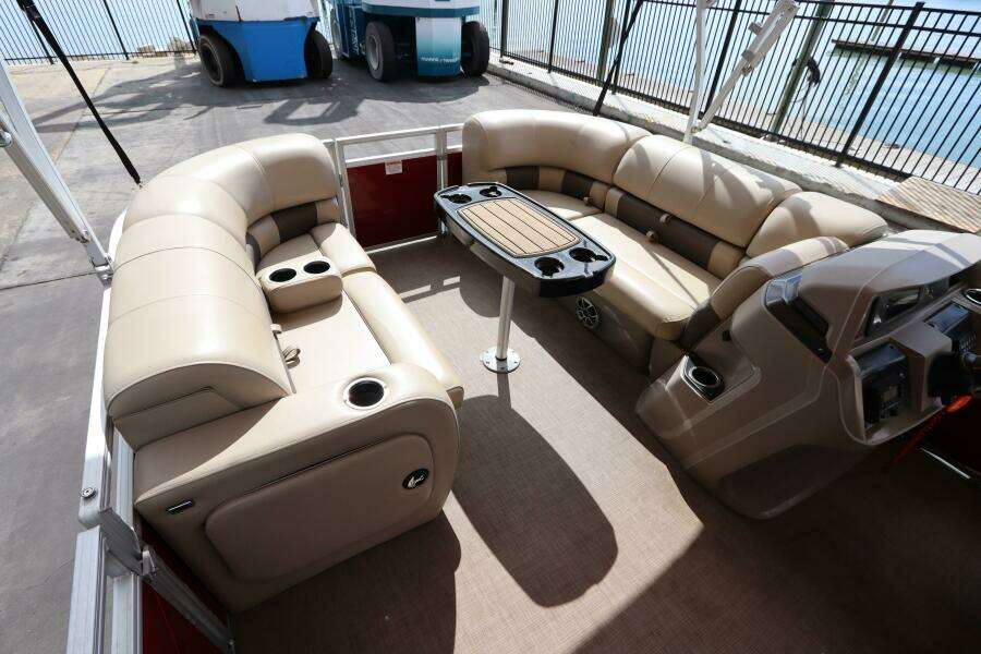 2024 Sun Tracker Party Barge 22 DLX