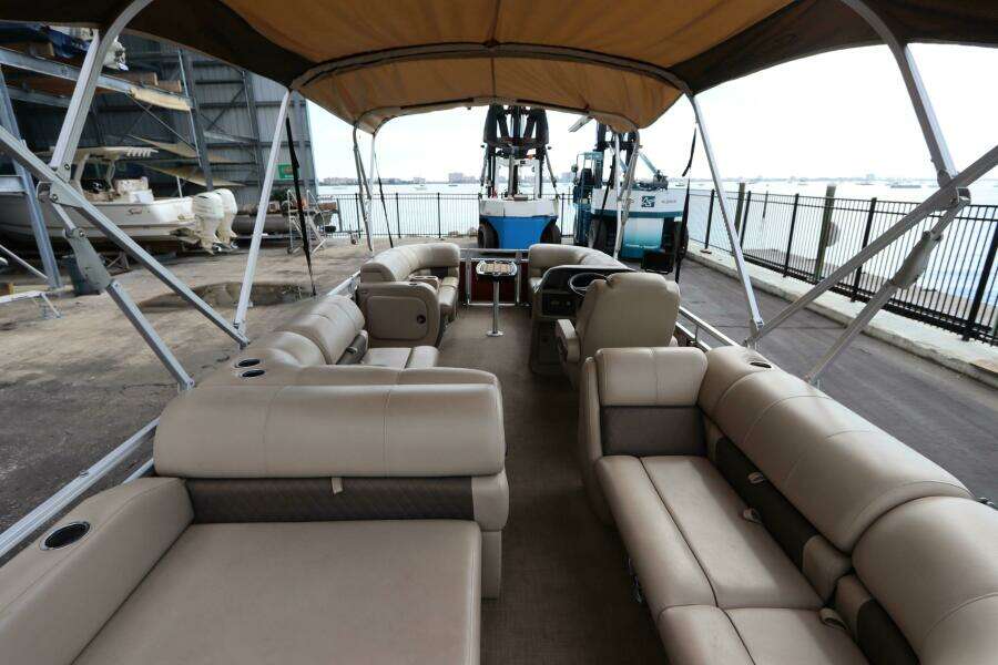 2024 Sun Tracker Party Barge 22 DLX