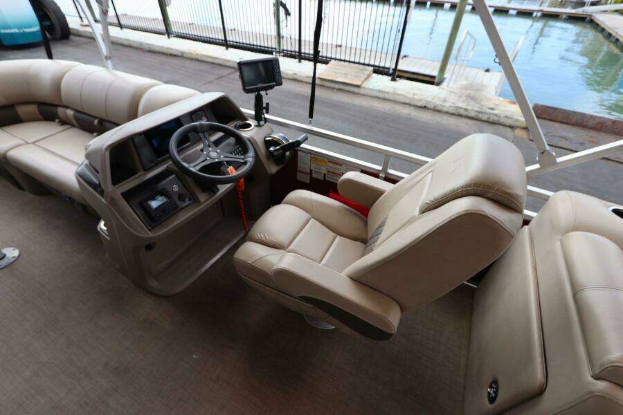 2024 Sun Tracker Party Barge 22 DLX