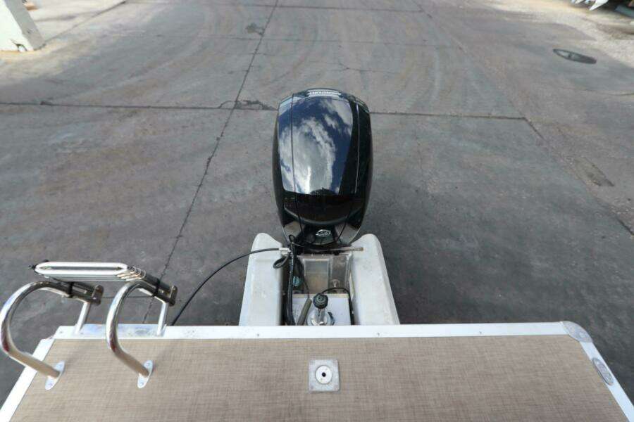 2024 Sun Tracker Party Barge 22 DLX