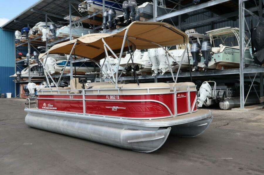 2024 Sun Tracker Party Barge 22 DLX