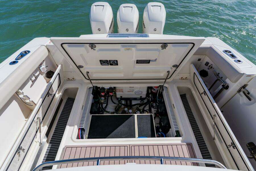 2019 Boston Whaler 380 Outrage