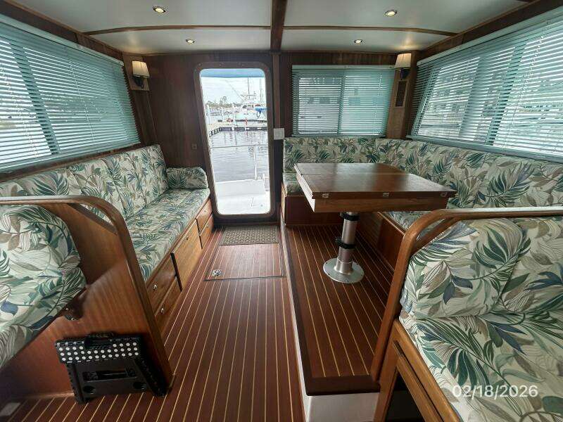 37' Great Harbour salon aft