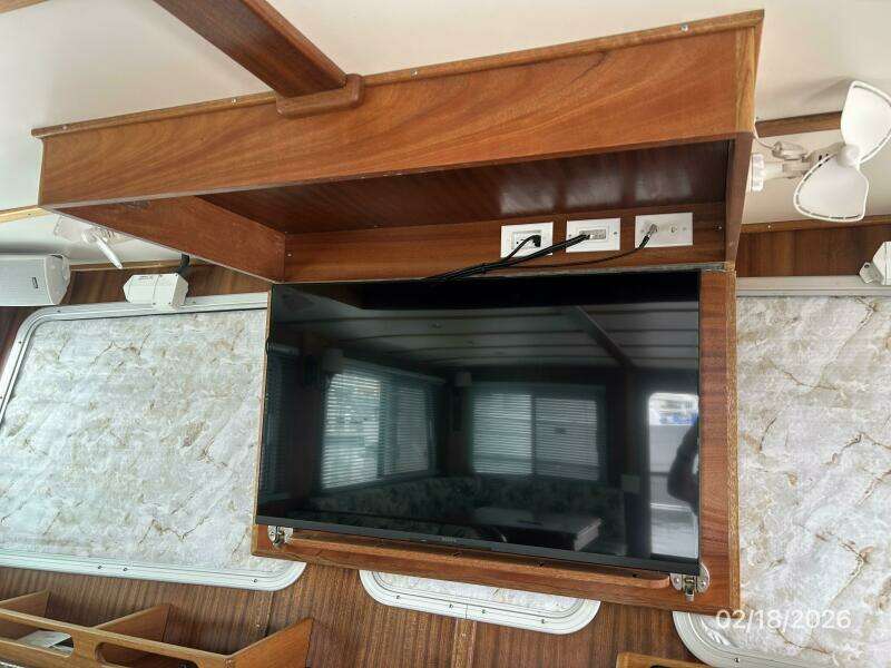 37' Great Harbour salon TV