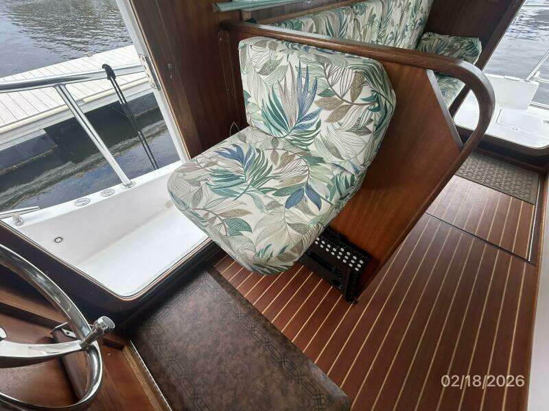 37' Great Harbour helmseat