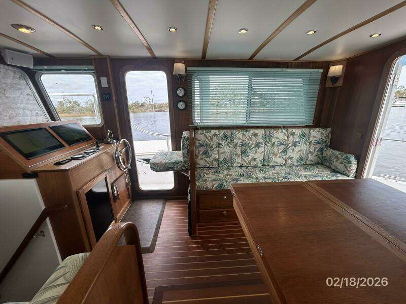 37' Great Harbour salon starboard