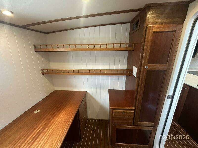 37' Great Harbour port guest-office forward